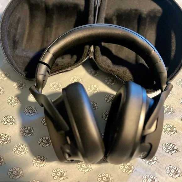 Heavys Black Over-Ear Headphones - Picture 8 of 9